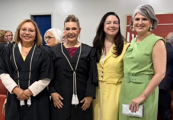 Presidente e vice-presidente do TRE-CE prestigiam posse de desembargadora Maria Marleide no TJCE As imagens mostram a posse da desembargadora. Na primeira, um grupo de autoridades está posando,...