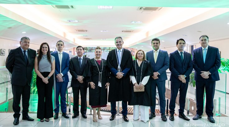 Presidente e vice-presidente do TRE-CE prestigiam posse de desembargadora Maria Marleide no TJCE As imagens mostram a posse da desembargadora. Na primeira, um grupo de autoridades está posando,...