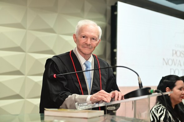 Registro fotográfico feito durante a cerimônia de posse. Nele, o vice-presidente empossado posa ...