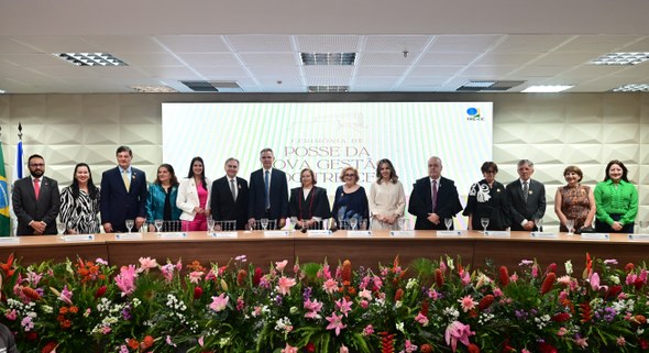 Registro fotográfico feito durante a cerimônia de posse. Nele, 15 pessoas compõem a mesa de honr...
