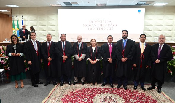 Registro fotográfico feito durante a cerimônia de posse. Nele, dez pessoas posam para uma foto. ...