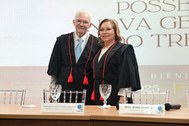 Registro fotográfico feito durante a cerimônia de posse. Nele, a nova presidente e o novo vice-p...