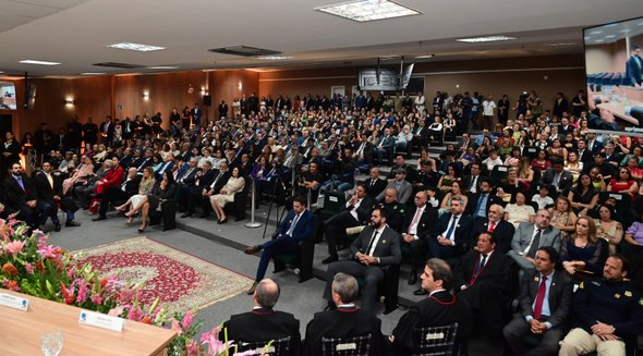 Registro fotográfico feito durante a cerimônia de posse. Nele, há um auditório com centenas de p...
