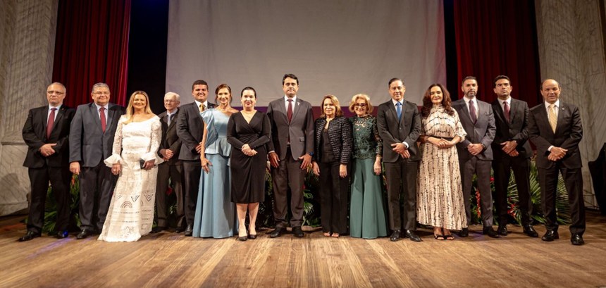 Presidente em exercício do TRE-CE participa da abertura solene do Fórum Brasileiro de Boas Práticas A imagem mostra um grupo de quinze pessoas — nove homens e seis mulheres — em pé, posando lado a...