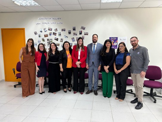 Programa de Prevenção à Violência Doméstica do TRE-CE é apresentado na Casa da Mulher Brasileira A imagem é um registro fotográfico. Ao fundo, uma sala de paredes amarelas e cadeiras enfileirad...