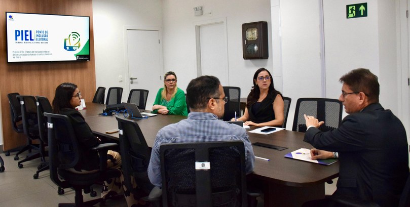 Projeto pioneiro do TRE-CE concorre ao Prêmio Innovare 2025 Registro fotográfico feito na sala da Presidência do TRE-CE. A imagem mostra cinco pessoas - trê...