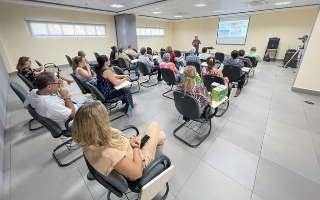 Raízes da sustentabilidade e consumo consciente são temas de palestra no TRE do Ceará O registro mostra, em plano amplo, os participantes da palestra sentados e voltados para o pales...