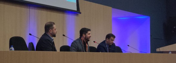 Representantes do TRE-CE debatem em Recife o papel da tecnologia para democracia, Judiciário e sociedade Está presente na imagem o servidor Lauro Salmito, durante apresentação no evento.