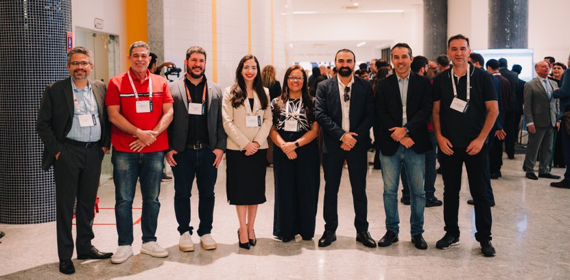Representantes do TRE-CE debatem em Recife o papel da tecnologia para democracia, Judiciário e sociedade A imagem mostra sete pessoas em pé - cinco homens e duas mulheres, lado a lado, em um ambiente i...