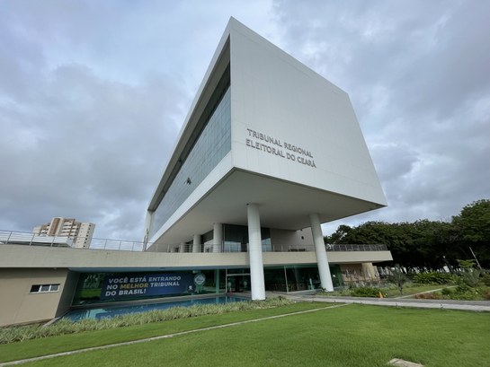 Sede do TRE-CE A imagem mostra o edifício-sede do Tribunal Regional Eleitoral do Ceará (TRE-CE). A estrutura pr...