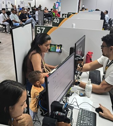 Serviços da Justiça Eleitoral em Juazeiro do Norte estão funcionando no Vapt Vupt do município A imagem mostra o ambiente interno do Vapt Vupt, organizado em guichês numerados. Em primeiro pl...
