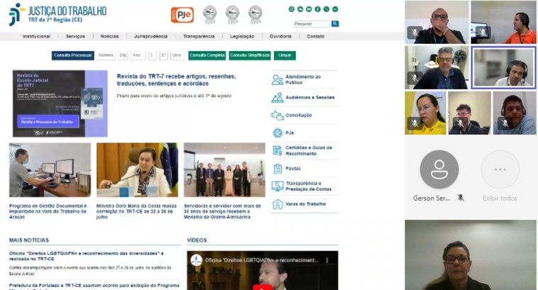 Servidores do TRE-CE participam de capacitação para atendimentos nos PIDs Print de tela de videochamada. Nele, do lado esquerdo, está a página do portal do TRT7, com notí...