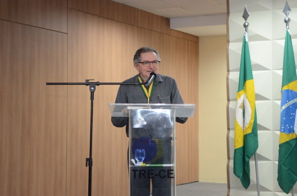 Registro fotográfico feito durante a cerimônia de entrega da Medalha do Mérito Eleitoral Desemba...