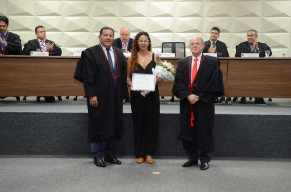 Registro fotográfico feito durante a cerimônia de entrega da Medalha do Mérito Eleitoral Desemba...