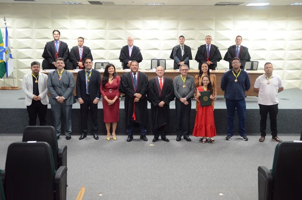 Registro fotográfico feito durante a cerimônia de entrega da Medalha do Mérito Eleitoral Desemba...