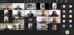 A imagem mostra a tela de uma reunião virtual realizada pelo Microsoft Teams, com diversos parti...