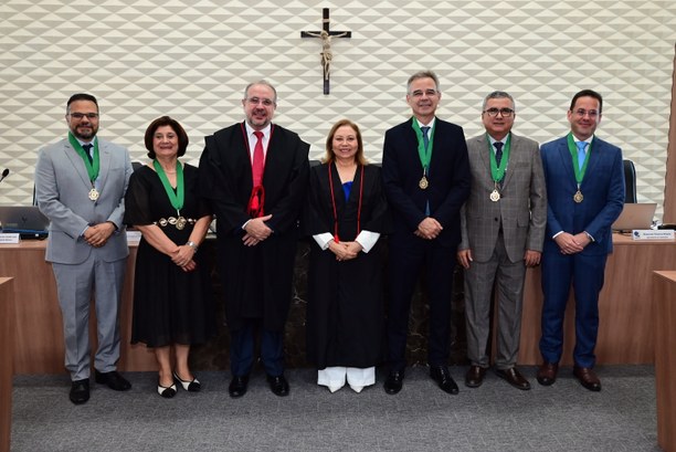 TRE-CE agracia cinco personalidades com Comenda de Mérito ao Ouvidor durante sessão solene Os registros fotográficos foram feitos no plenário do TRE-CE. Ao centro da parede, há um crucifi...