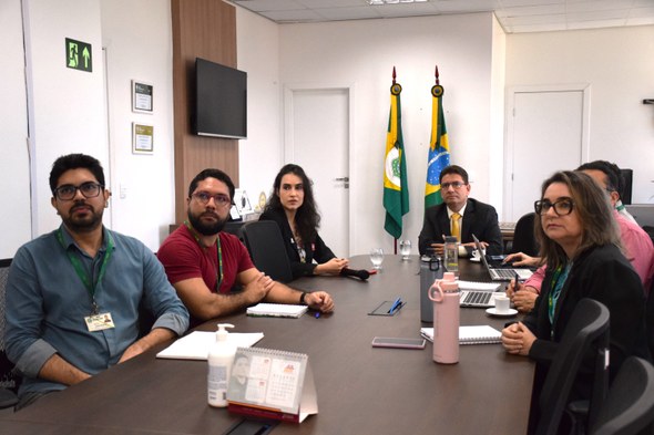 TRE-CE ampliará campanhas de incentivo à participação de pessoas com deficiência nas eleições Na primeira imagem, oito pessoas estão sentadas ao redor de uma mesa de reuniões, sendo cinco de...