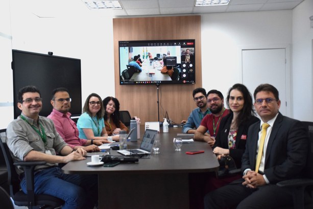 TRE-CE ampliará campanhas de incentivo à participação de pessoas com deficiência nas eleições Na primeira imagem, oito pessoas estão sentadas ao redor de uma mesa de reuniões, sendo cinco de...