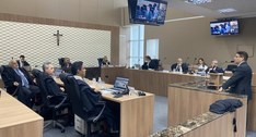 A imagem mostra uma sessão realizada no Pleno do TRE-CE. No centro do espaço há mesas dispostas ...