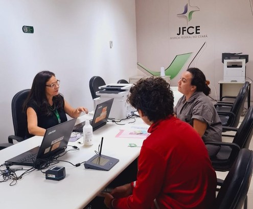 TRE-CE atende 123 eleitores(as) durante evento da Justiça Federal A imagem mostra um atendimento realizado em uma sala. À esquerda, uma mulher está sentada atrás ...