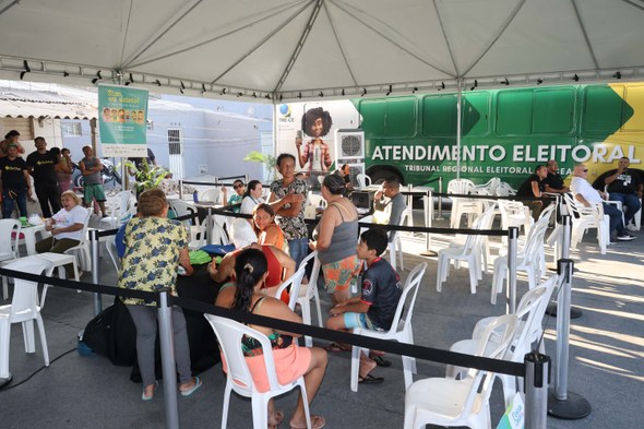 TRE-CE atende eleitores do Cais do Porto durante projeto “Nossa Casa é de Todos” da CMFor A imagem mostra a parte externa do local, com o ônibus de atendimento do TRE-CE estacionado e pe...