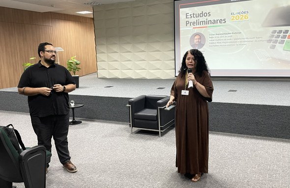 TRE-CE capacita magistrados e servidores sobre representações eleitorais A imagem mostra um homem à esquerda e uma mulher à direita segurando um microfone. Atrás, aparec...