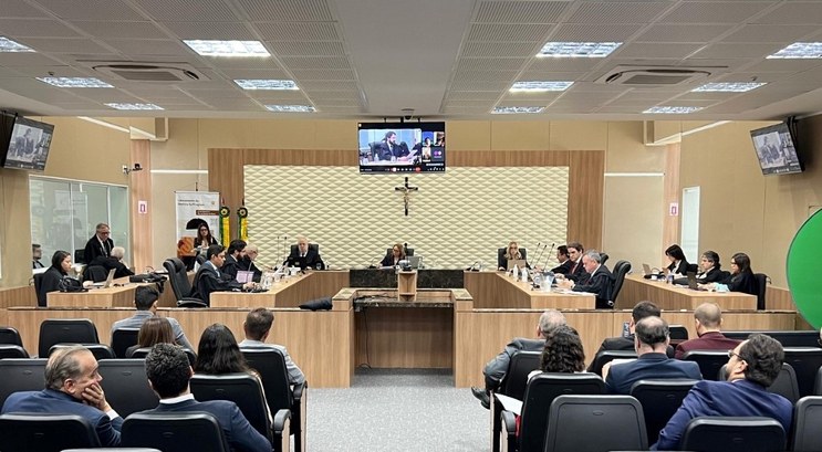 Na foto, há a sala de sessões do Tribunal Regional Eleitoral do Ceará. Em primeiro plano, estão ...