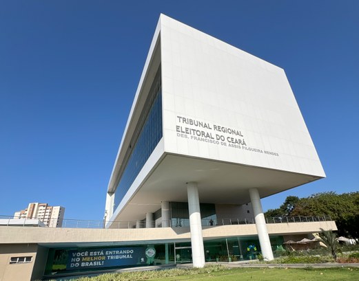 TRE-CE cassa mandatos de vereadores do MDB em Farias Brito por fraude à cota de gênero A imagem mostra o edifício-sede do Tribunal Regional Eleitoral do Ceará (TRE-CE). A estrutura pr...