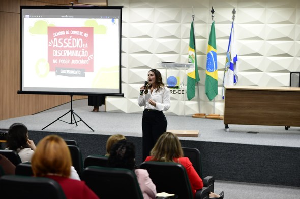 TRE-CE conclui Semana de Combate ao Assédio e à Discriminação 2025 Registros fotográficos feitos durante o evento. No primeiro, 29 pessoas posam para a foto, com u...