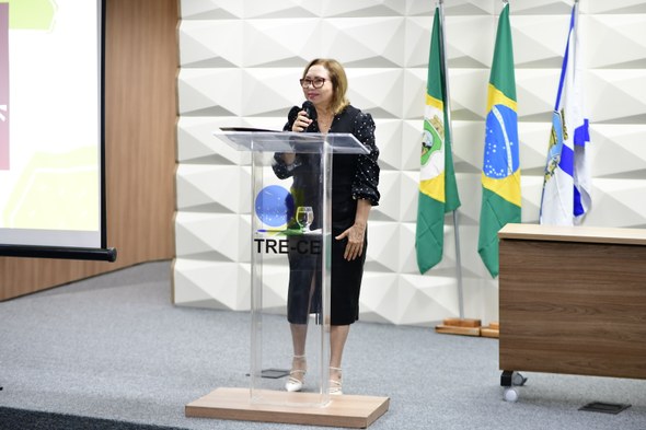 TRE-CE conclui Semana de Combate ao Assédio e à Discriminação 2025 Registros fotográficos feitos durante o evento. No primeiro, 29 pessoas posam para a foto, com u...