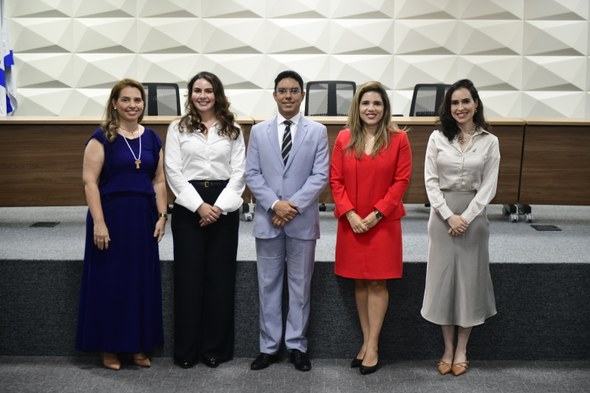 TRE-CE conclui Semana de Combate ao Assédio e à Discriminação 2025 Registros fotográficos feitos durante o evento. No primeiro, 29 pessoas posam para a foto, com u...