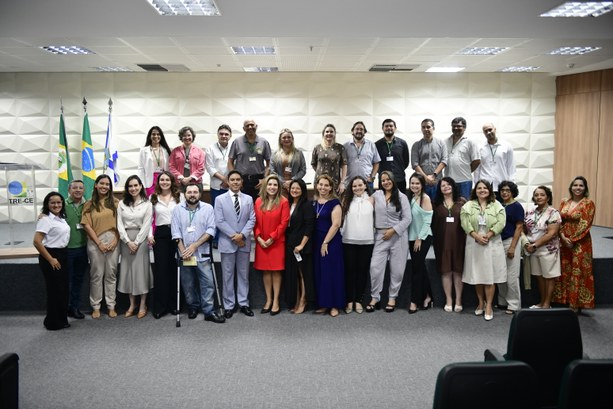 TRE-CE conclui Semana de Combate ao Assédio e à Discriminação 2025 Registros fotográficos feitos durante o evento. No primeiro, 29 pessoas posam para a foto, com u...