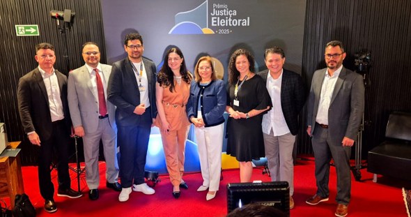 TRE-CE conquista o Ouro e Selo de Qualidade no Prêmio Justiça Eleitoral, do TSE Na imagem, todos os representantes do TRE-CE na premiação posam lado a lado. Atrás do grupo, há ...