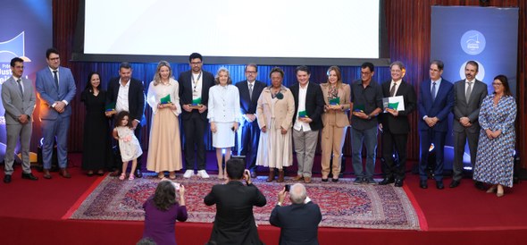 TRE-CE conquista o Ouro e Selo de Qualidade no Prêmio Justiça Eleitoral, do TSE Na imagem, os vencedores da premiação estão reunidos sobre o palco, posando ao lado da ministra ...