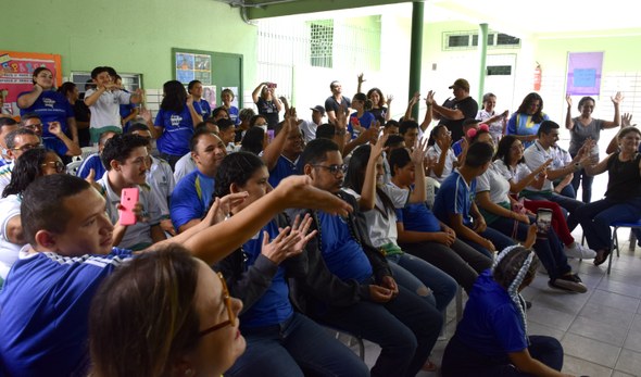 TRE-CE dá início ao projeto “Todo Voto Importa” na Semana da Inclusão e Acessibilidade O registro mostra um grupo de alunos e alunas, alguns sentados e outros em pé. Parte do grupo re...