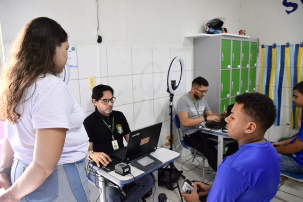 TRE-CE dá início ao projeto “Todo Voto Importa” na Semana da Inclusão e Acessibilidade A imagem mostra mais um atendimento eleitoral em andamento. Na cena, há cinco pessoas: quatro ho...