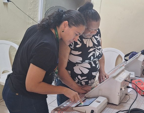 TRE-CE dá início ao projeto “Todo Voto Importa” na Semana da Inclusão e Acessibilidade A quinta imagem mostra duas mulheres manuseando a urna eletrônica.