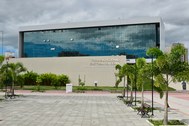 A imagem mostra a fachada principal da atual sede do TRE-CE. O edifício tem formato retangular, ...