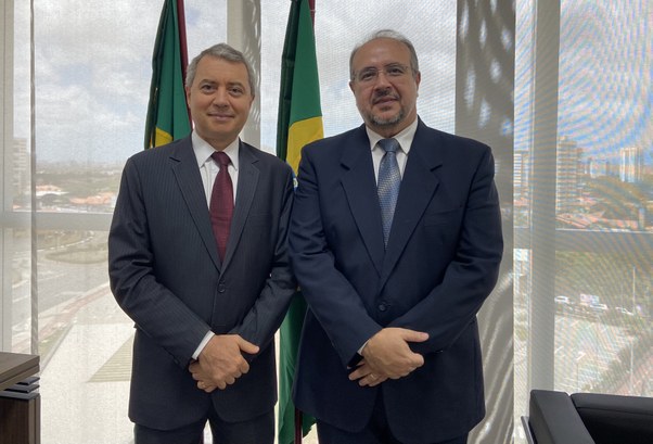 TRE-CE dará posse aos novos juízes titulares dia 12 de dezembro Na imagem, estão presentes, da esquerda para a direita, o juiz Antônio Edilberto Oliveira Lima e...