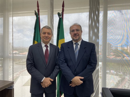 Na imagem, estão presentes, da esquerda para a direita, o juiz Antônio Edilberto Oliveira Lima e...