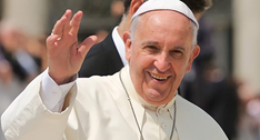 A imagem mostra o papa Francisco vestindo trajes religiosos brancos. Ele está sorrindo e acenand...