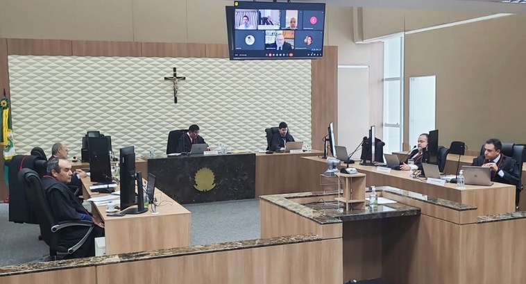 TRE-CE decreta perda do mandato de vereador de Tururu Imagem retangular. A foto mostra o Pleno do Tribunal Regional Eleitoral do Ceará (TRE-CE). De fo...