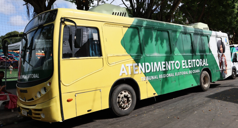 TRE-CE divulga os locais das urnas exclusivas para justificativa de voto A imagem apresenta um ônibus de atendimento itinerante do TRE-CE estacionado em uma via urbana, ...