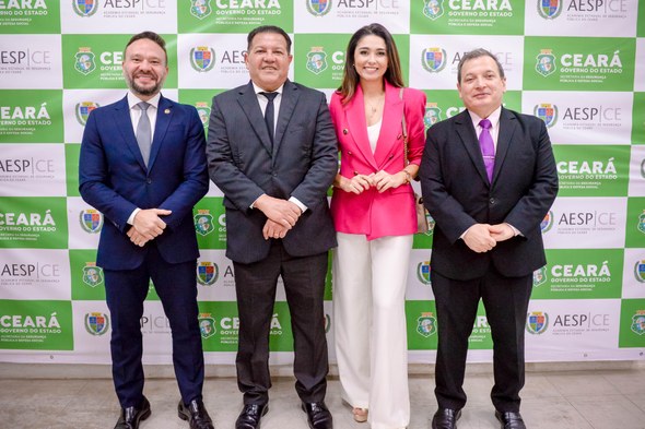 TRE-CE e Aesp-CE formam primeira turma de agentes de polícia judicial do Nordeste Na foto, estão quatro pessoas posando para a foto, sendo três homens e uma mulher. Atrás deles, ...