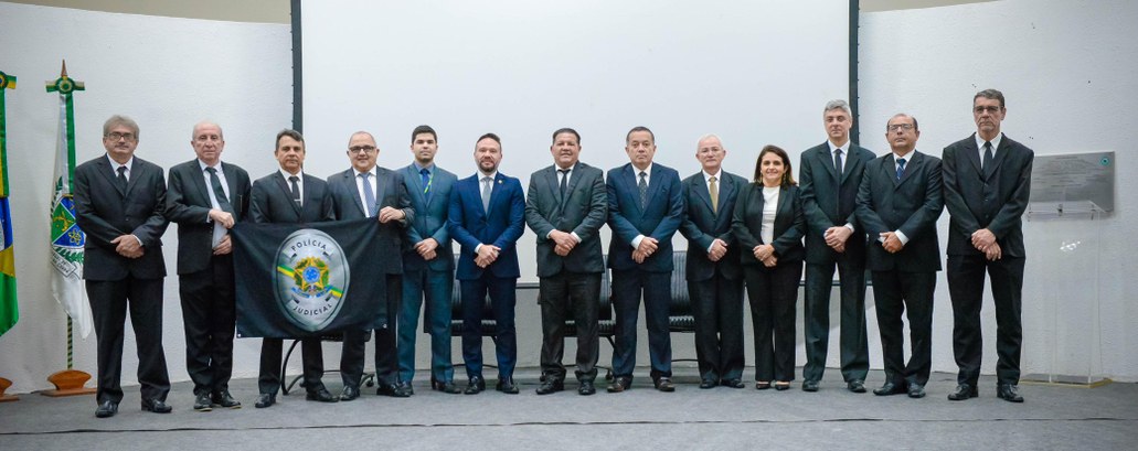 TRE-CE e Aesp-CE formam primeira turma de agentes de polícia judicial do Nordeste Na foto, estão treze pessoas, sendo doze homens e uma mulher. Eles posam para a foto enfileirado...