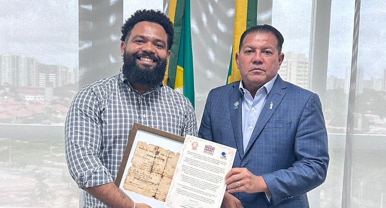 Registro fotográfico feito durante a reunião. Nele, na sala da Presidência, há cortinas beges e ...