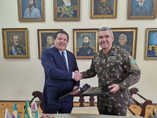 TRE-CE e Exército assinam termo de cooperação para ações de atendimento ao(à) eleitor(a) Foto colorida em formato quadrado. Centralizados na foto estão o presidente do TRE-CE e o comand...