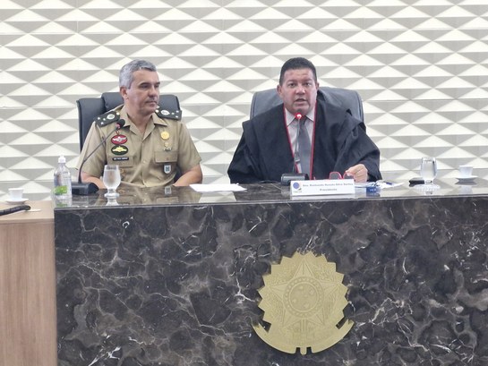 TRE-CE e Exército reúnem-se por parceria estratégica para Eleições 2024 A imagem é um registro fotográfico. Ao fundo, está a parede principal do Pleno, com detalhes em ...