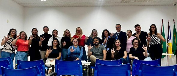 TRE-CE é finalista com três iniciativas na 1ª Edição do Prêmio Justiça Eleitoral, do TSE A imagem mostra um grupo de dezoito pessoas - quatorze mulheres e quatro homens - posando para a...